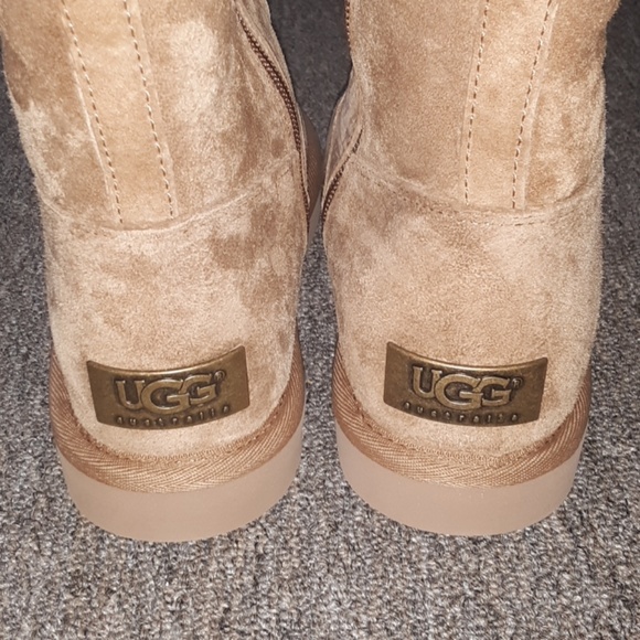 UGGS - Picture 4 of 4